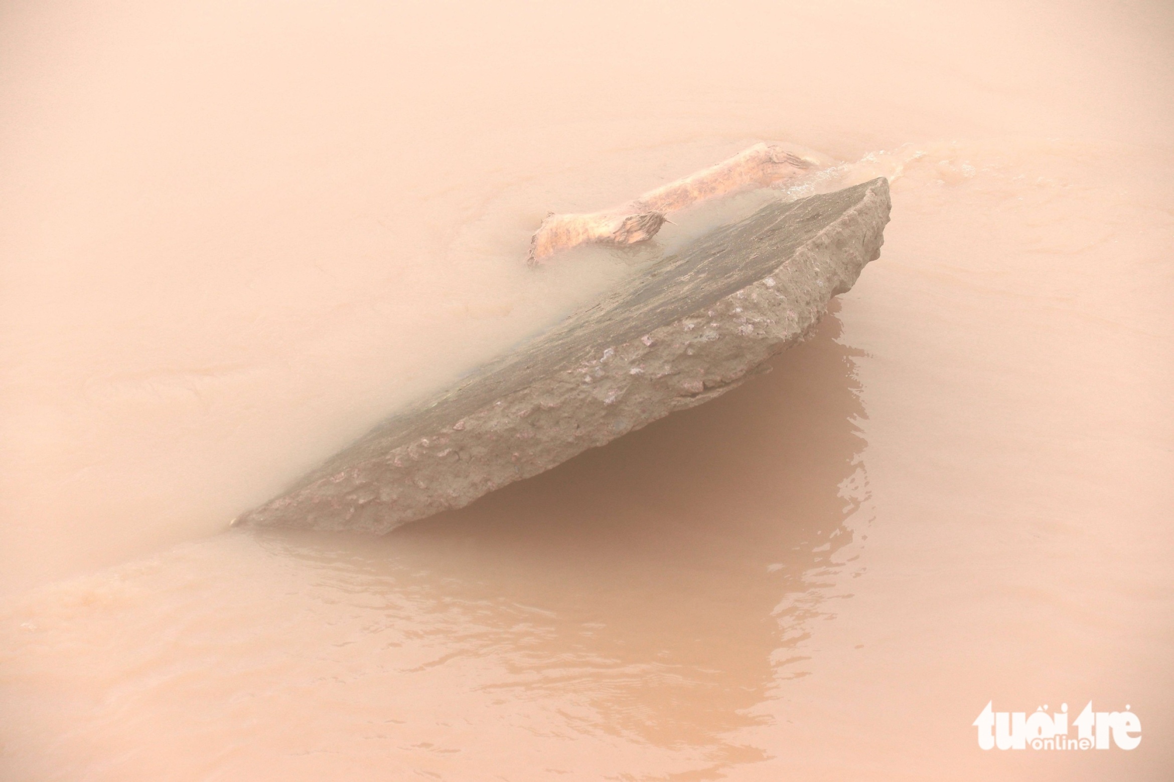 岘港:洪水冲垮连接南福社与会安的交通要道桥梁